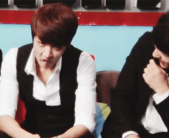 eteru:  Myungsoo always laughs at whatever things Sungyeol does 