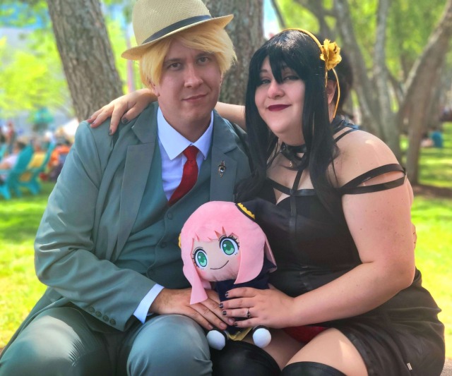 Me and my boyfriend Andy at CTcon 2023 we cosplayed Loid and Yor Forger