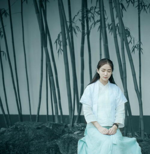 Girl wearing hanfu by 敬翰LEONI like this simple but beautiful design.