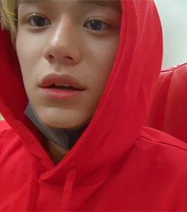 1aeyong: ww: are you confident (in your looks)?lc: (looking into the camera) nice.