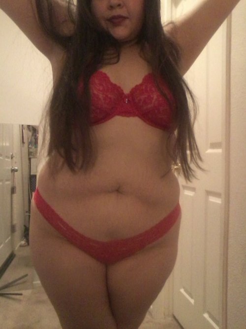 thick-curvy-love:  Meee. Just same old me :) in a new lacey bra. (: