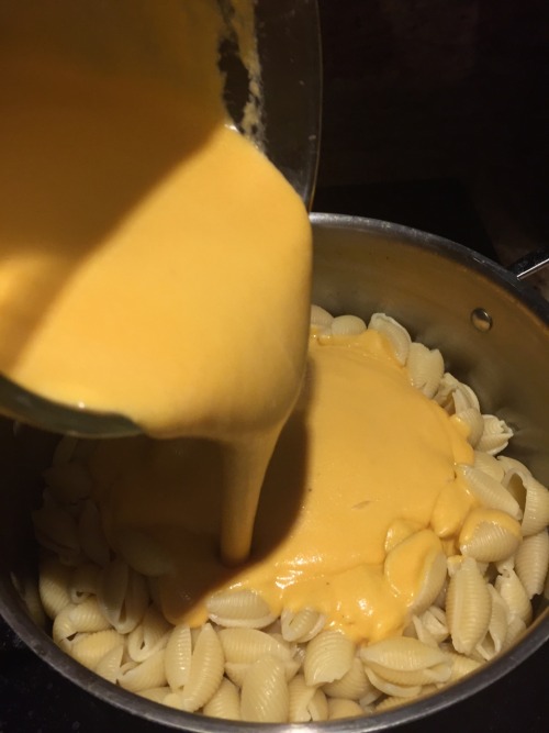 stolenfootprints:Vegan Mac and cheese from scratch!! Just made this for a large group of non-vegans 