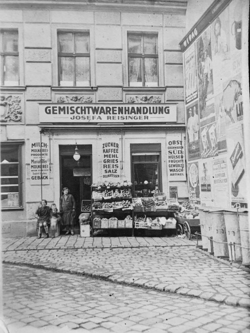 Die “Gemischtwarenhandlung Josefa Reisinger” in der Schmalzhofgasse 21 in Mariahilf anno 1929. Die E