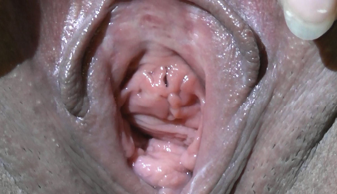 klrspussy:  Peeing while holding my labia open so you can clearly see my urethra
