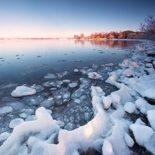 landscape-photo-graphy: Photographer Captures the Pastel Pink and Blue Hues of a Snowy Landscape Pho