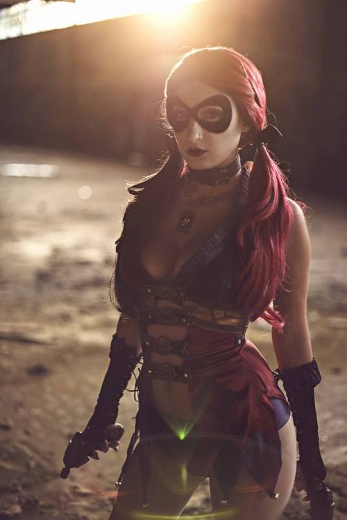 cosplayandgeekstuff:    Joanna Mari Cosplay (USA) as Harley Quinn.Photo by:  Faryl Loew Photography   