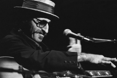 RIP, Leon.
[Leon Redbone, Bottom Line, NYC 1981]