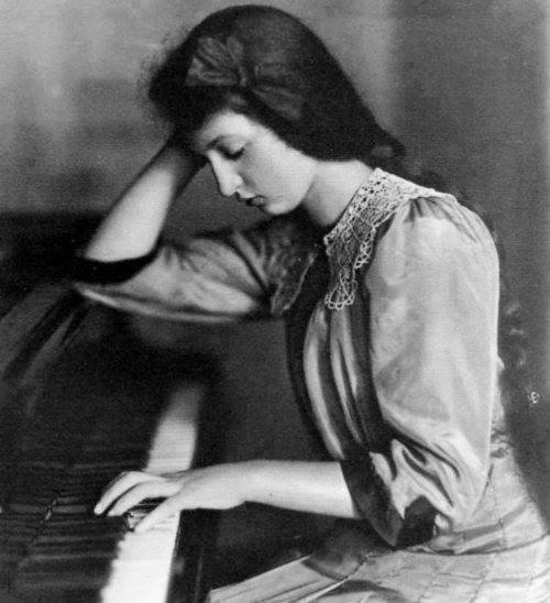 martacarallas:  Clara Haskil , portrait as a young woman . Rumanian pianist . 1895 1960  