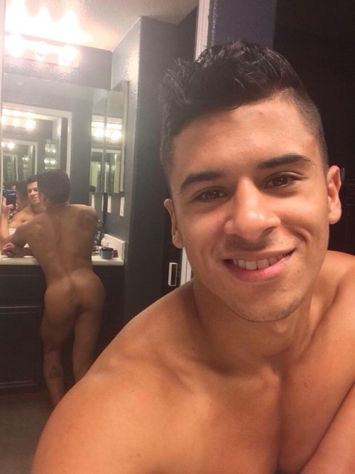 macapuno236:  Hottie shows off his gorgeous ass!