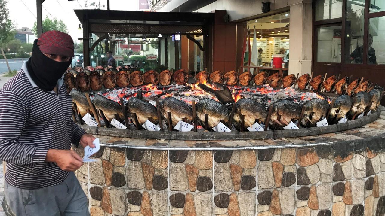 ASADOR IRAQUI. Un hombre prepara Maskouf, un pescado tradicional, en un particular asador a leña en un restaurant en Erbil, Irak, el jueves 27 de julio 2017. (REUTERS / Suhaib Salem)
MIRA TODA LA FOTOGALERIA