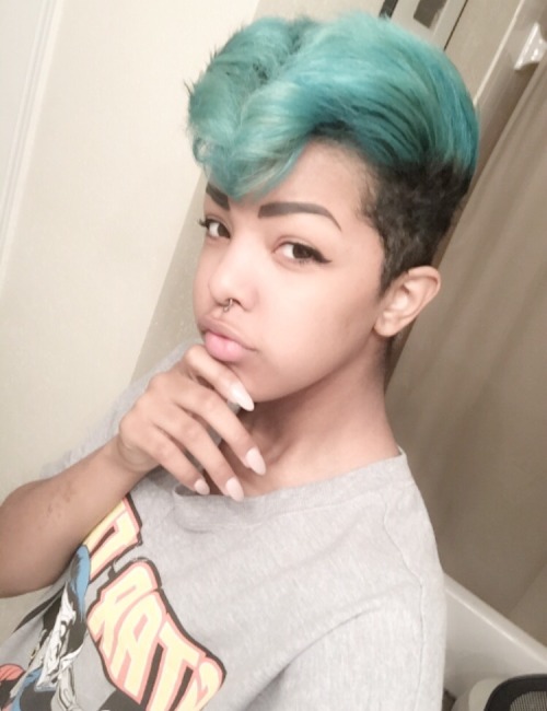 goinghoste:  Dyed the top half of my hair blue yesterday! I’m really happy with this new look!