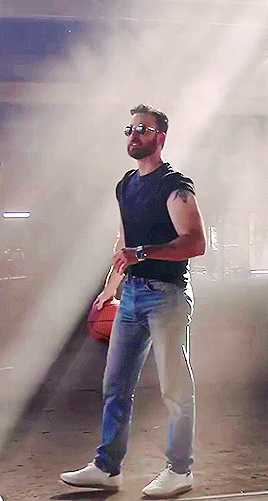 gifsbysimplysonia:cevanscentral:# no thoughts # just Chris Evans holding a basketball in one hand