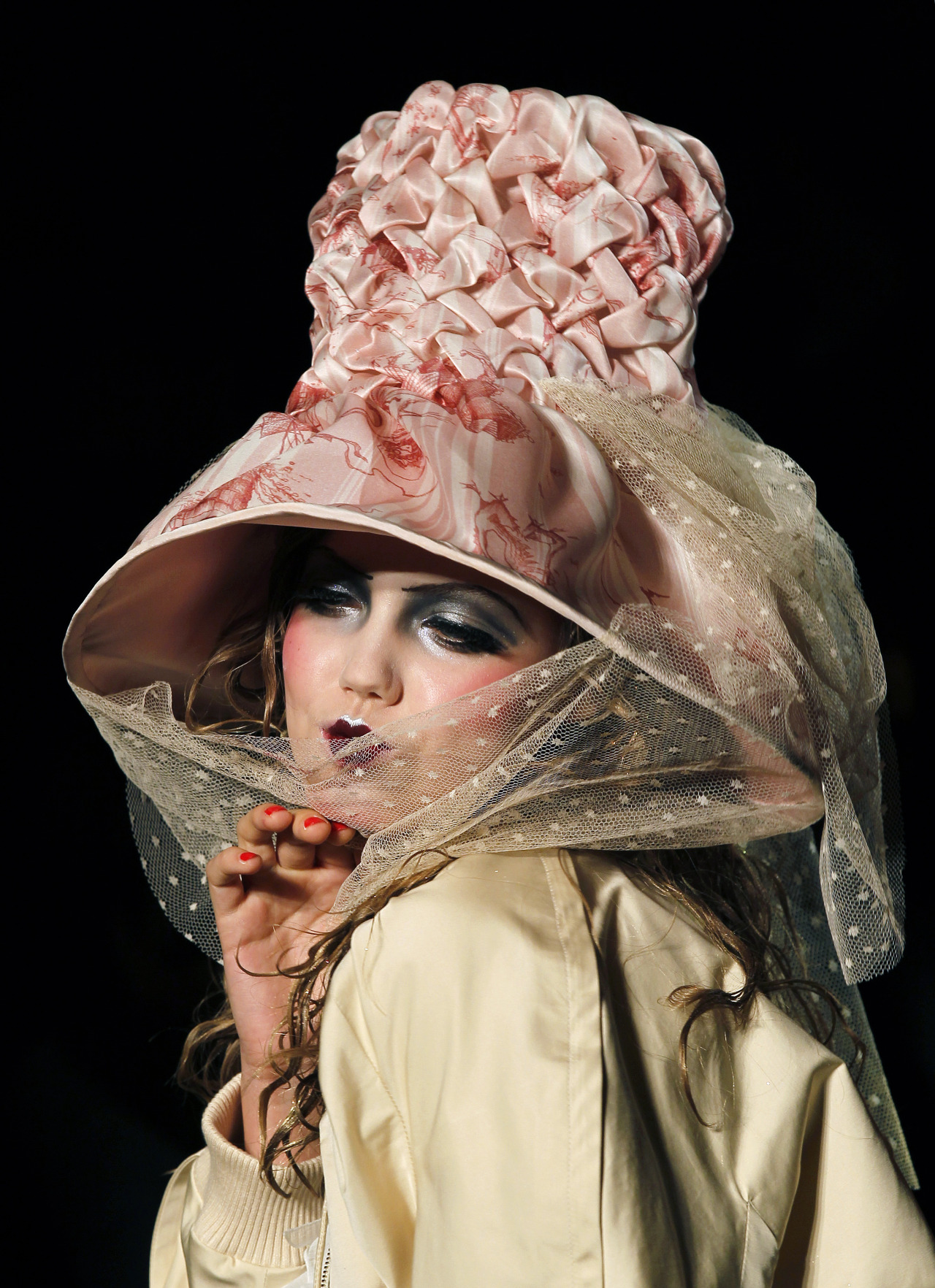 parasoli:  lindsey wixson at john galliano ss 2011. 