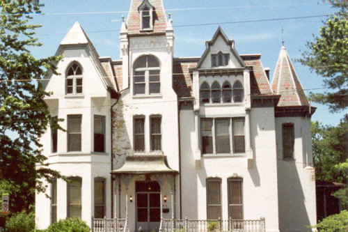 francescaridesbikes:magicalhomesandstuff:Carla always wanted an “Addams Family House,” and when this