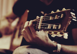 fotosfornovelas:  -Chicos tocando guitarra