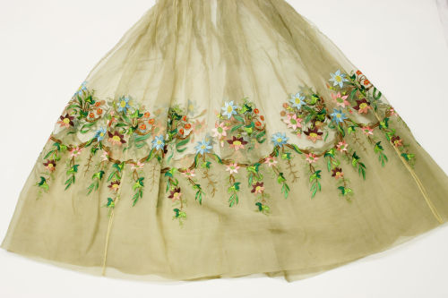 theclothingproject:Collection’s Highlight: Wedding Reception Dress Detailed pictures of this gown’s 