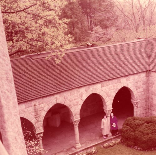 Joyce Bellinger and Mildred Pitcairn in Glencairn’s cloister (1957). Beginning in 1947 Bellinger, or