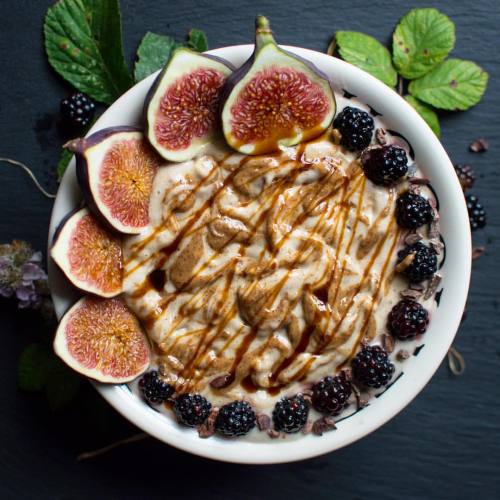 Cinnamon almond butter nicecream, with blackberries, figs and @coconutmerchant coconut syrup (it wou