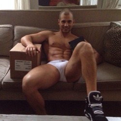 musclehank:  Todd Sanfield spreads his legs.