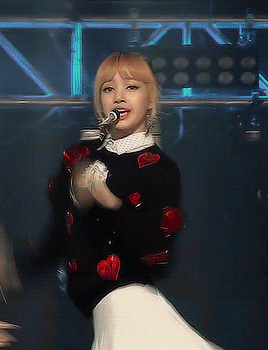 chaerining:ponytailed lisa ♡