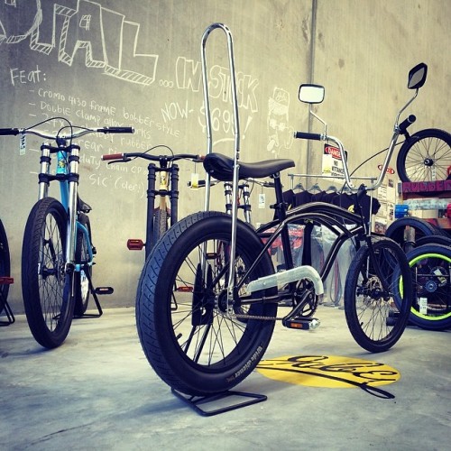 jubecustoms: #houseofjunkee #sissybar #chubbyrubber #hardtail #dragster #weekend #bobber (at Jube Cu