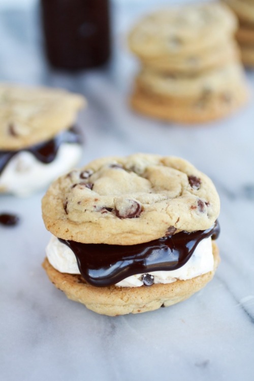 huffposttaste:  In defense of the classic chocolate chip cookie.  YUM