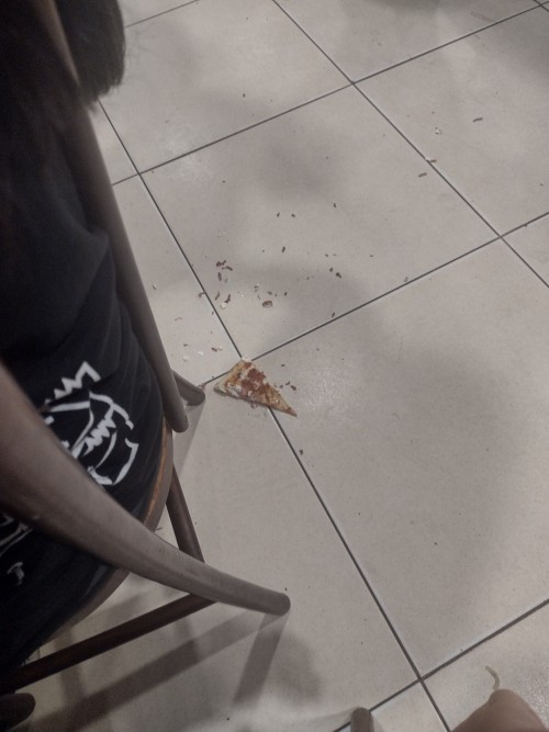 Tô Satisfeita E Quase Explodindo De Tanto Comer Pizza... 
