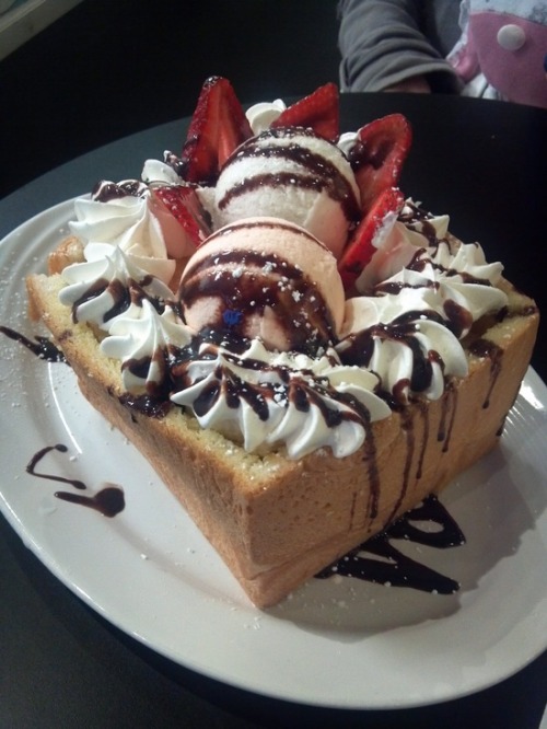 themedcafesinjapan Honey toast! Who wants to try this?