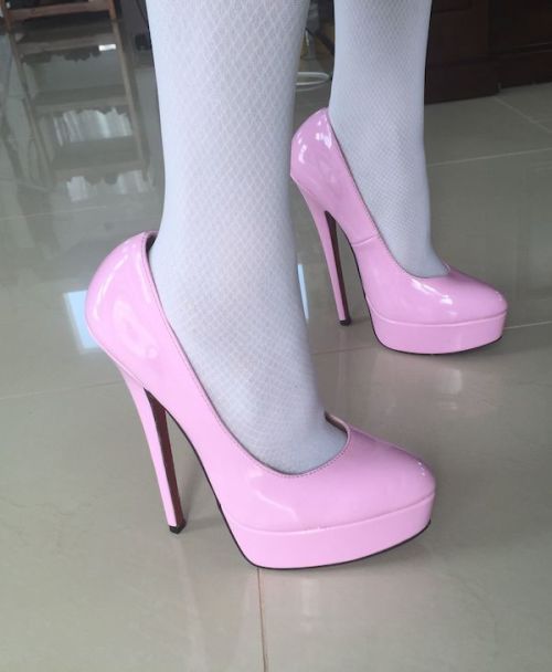 loverealslave:My sissy´s new shoes… how funny it is to watch her try to walk in this hi
