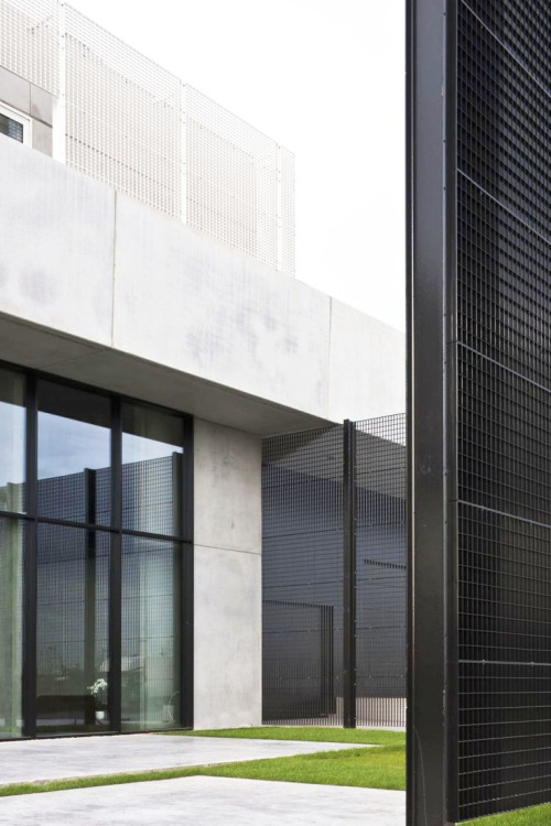 life1nmotion:  Tonickx Offices / Vincent Van Duysen Architects 