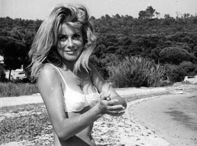 Porn Pics vintage-soleil:Catherine Deneuve on the beach