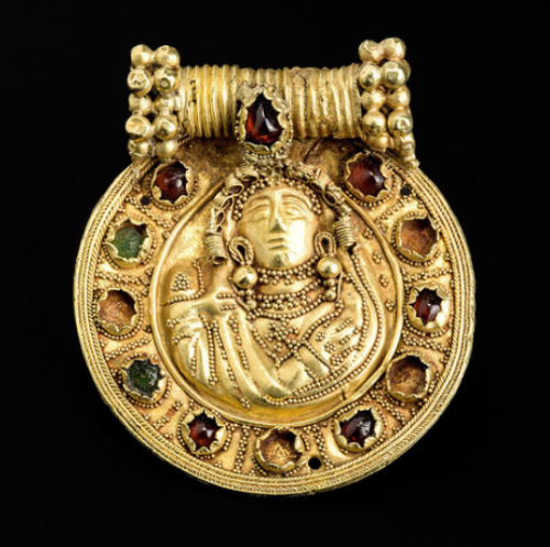 archaicwonder:Nabataean Goddess Pendant, 1st Century ADThis disc pendant, made of gold with garnet a