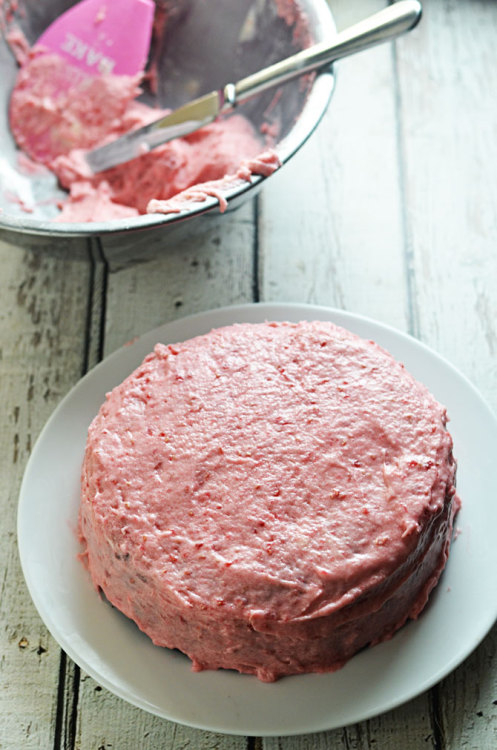 foodffs:  SUGAR STENCILED RASPBERRY DARK CHOCOLATE CAKEReally nice recipes. Every hour.