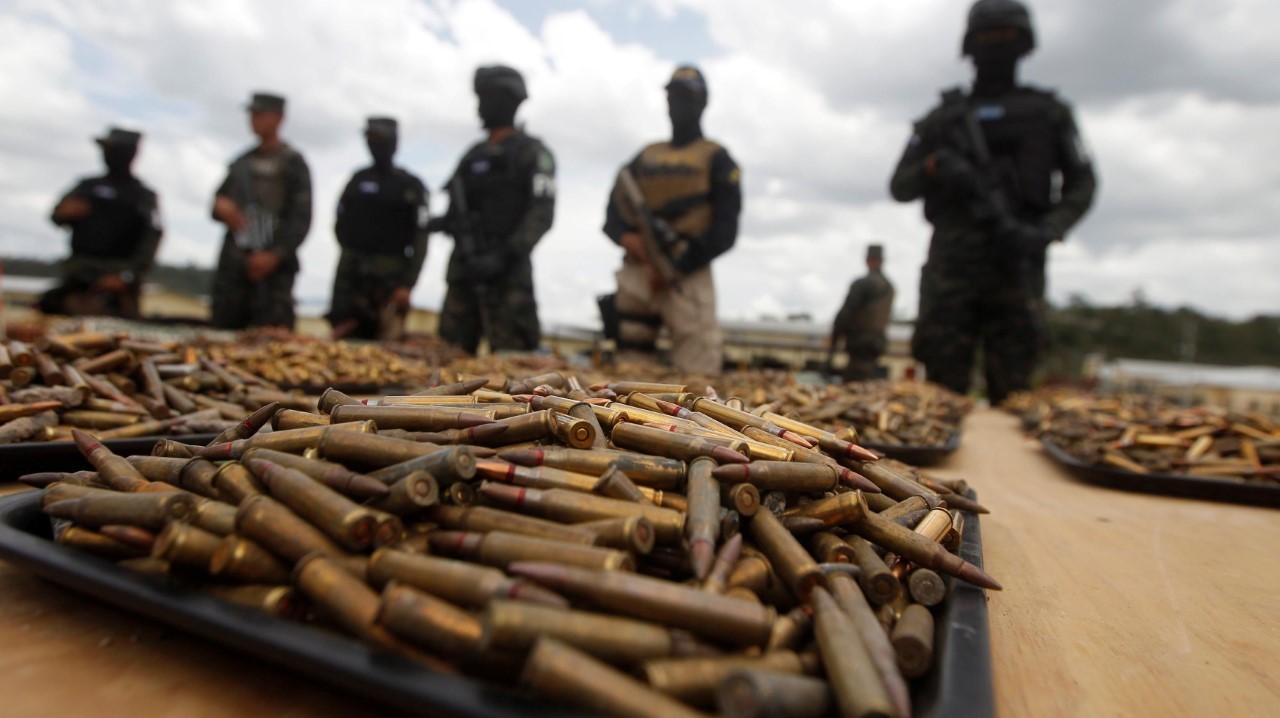 MUNICION PESADA. Soldados custodian las municiones y las armas confiscadas durante una operación en las celdas de pandilleros de Barrio 18 y Mara Salvatrucha en la penitenciaría Marco Aurelio Soto en Tamara.y son exhibidas a los medios en una...