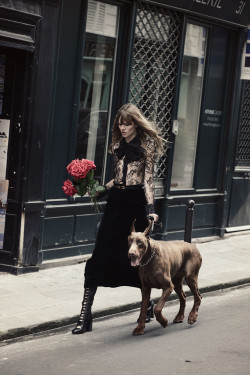 wmagazine:  Puppy Love Photo by Peter Lindbergh, styled by Sarah Richardson; W Magazine November 2015.   Ich will der Hund sein.