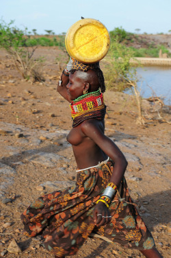 Kenyan Turkana girl, by Luca Gargano.