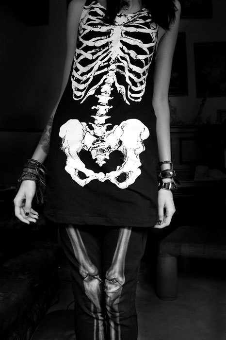 the-dungeon-sky:  White and black blog (: 