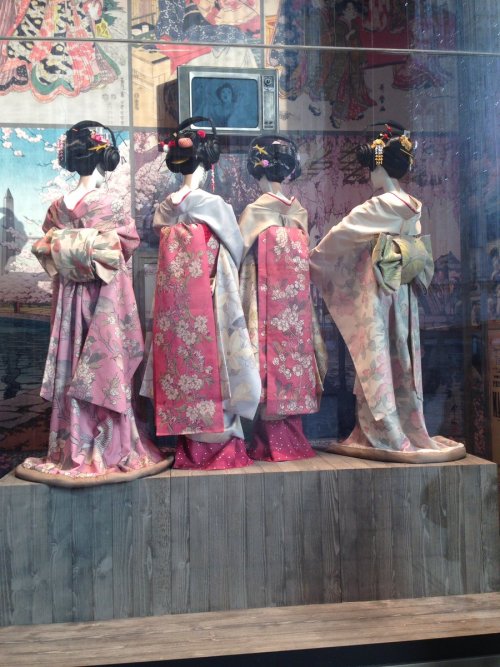 La Rinascente (big store in Milano, near the Scala opera) displaying “Geisha” inspired front windows