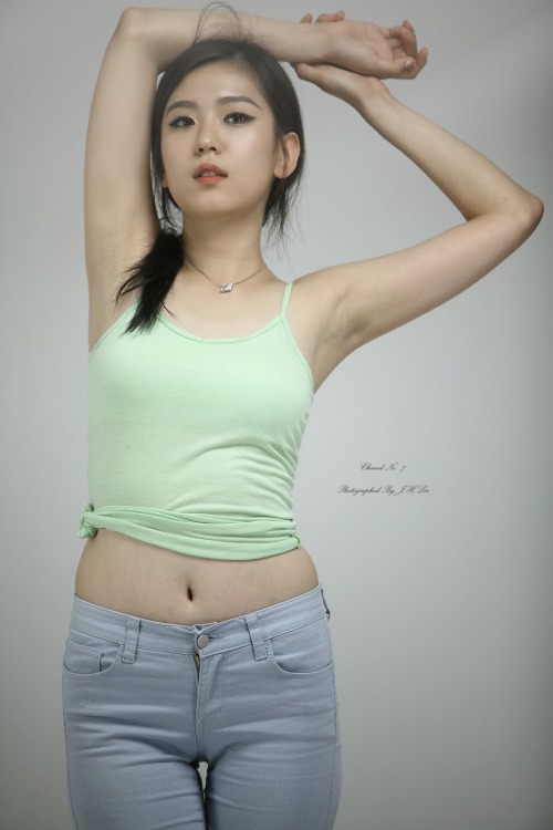 Joohee in a green sleeveless t shirt and jeans. asianhotstar.com/joohee-in-a-green-sleeveless