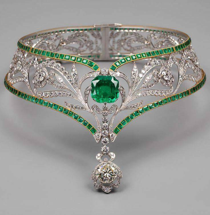 costumesandjewelryandtiarasohmy:  Emerald and diamond collar, simply gorgeous!