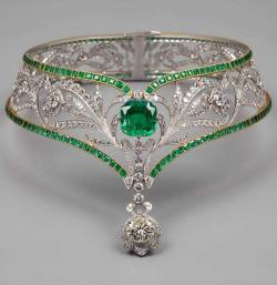 costumesandjewelryandtiarasohmy:  Emerald and diamond collar, simply gorgeous!