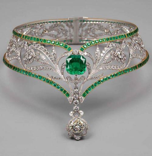 costumesandjewelryandtiarasohmy:  Emerald and diamond collar, simply gorgeous!