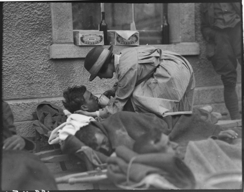 scrapironflotilla:Mrs Hammond of he American Red Cross, serving water to badly wounded British soldi