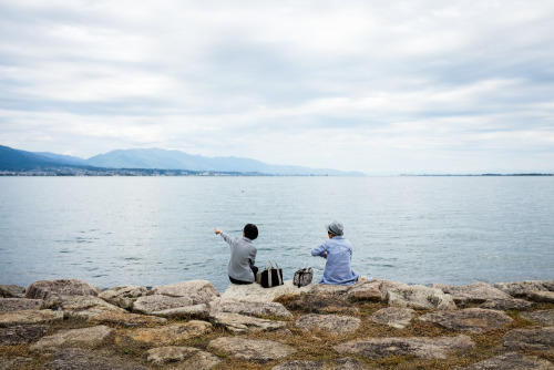 A quiet chat on the shore of Japan’s largest lake.[Shiga, 2018]