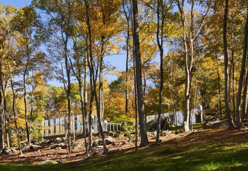 thekhooll:Pound Ridge HouseKieranTimberlakeThe site for this home is a south-facing, boulder-strewn escarpment that rises over a hundred feet, from a wetland to the top of a ridge. The owners were drawn to the almost magical sense of tranquility they