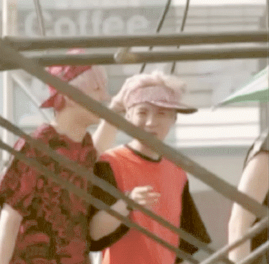fy-hunhan: can you spot sehun’s hand? 