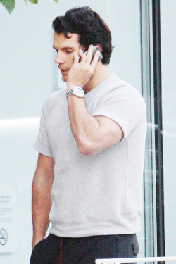amancanfly:  Henry Cavill leaving a Vancouver gym following his daily workout during Man of Steel filming, 3rd May 2012.