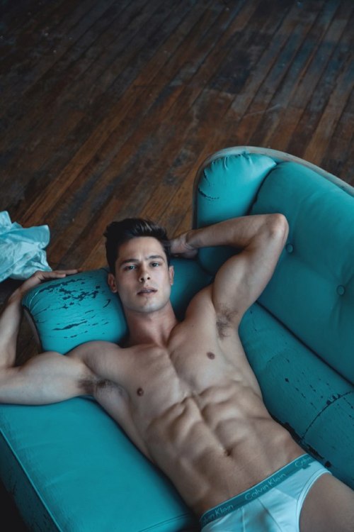hunkopedia:  Follow Hunk’o’pedia for more hot guys!