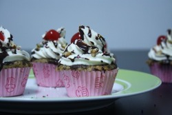 heckyeahvegancupcakes:  Banana Split Cupcakes at Sweet Salty Spicy