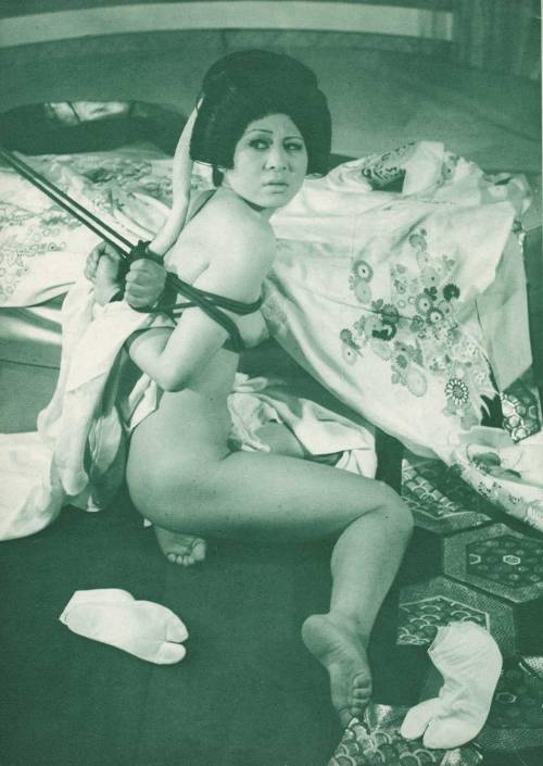 sowhatifiliveinjapan:  緊縛フォト選集 - 薔薇聖女 (1971) 